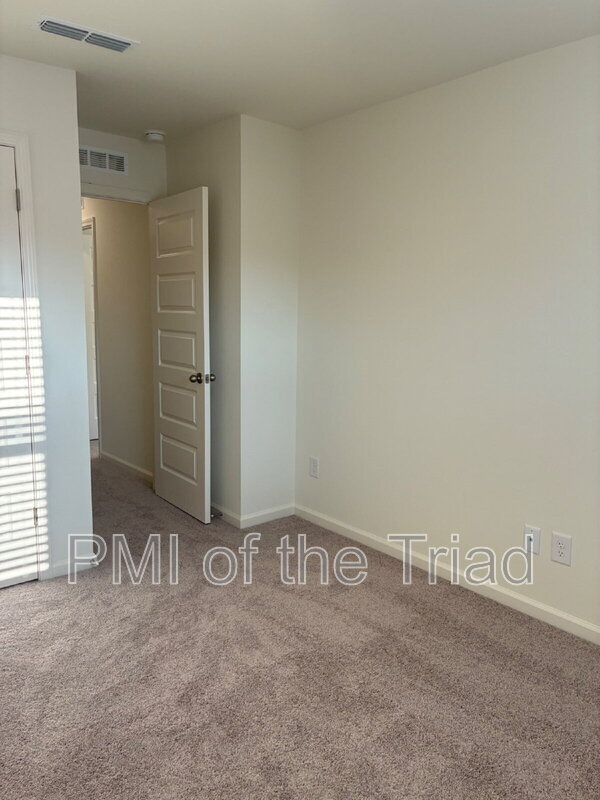 Foto del edificio - 182 Parker Ln