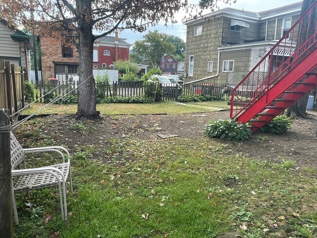 Foto del edificio - 3 bedroom townhouse in Beaver Falls ~