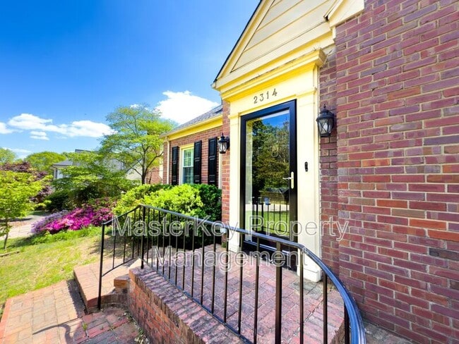 Building Photo - 2314 Lake Dr