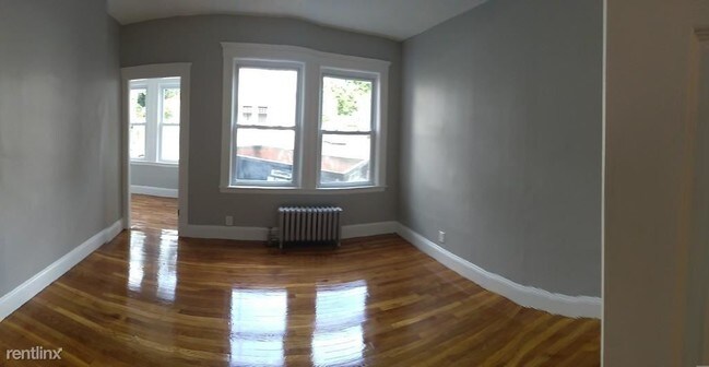 Foto del edificio - 3 br, 1 bath Triplex - 11 Dyer St