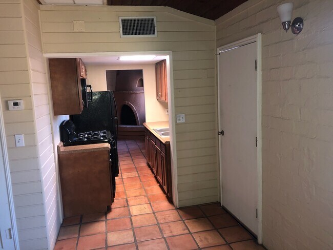 Vista de la vivir en la cocina - 2831 E Adams St