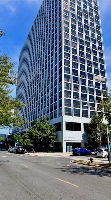 Primary Photo - 4343 N Clarendon Ave