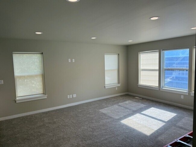 Foto del edificio - New home ready for you!  Spacious, bright, all appl. detached garage!