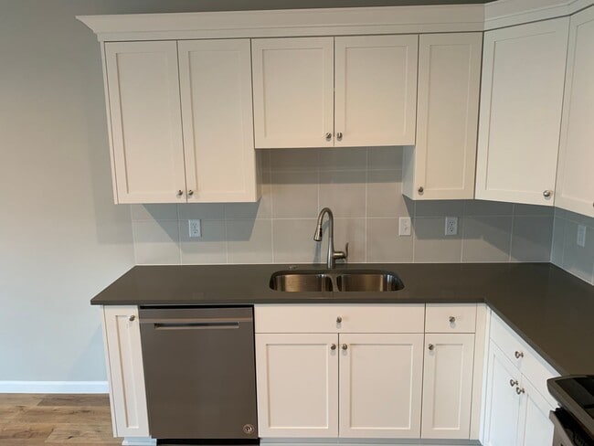 Foto del edificio - 827 Front Ave NE