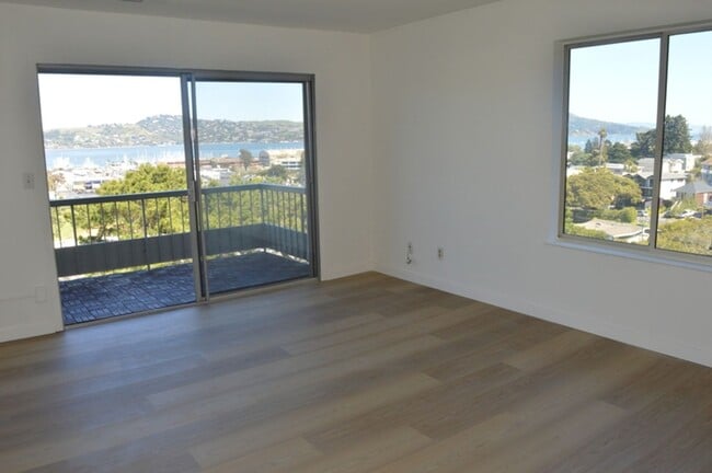 Building Photo - Beautifully Updated Condo with Bay View an...