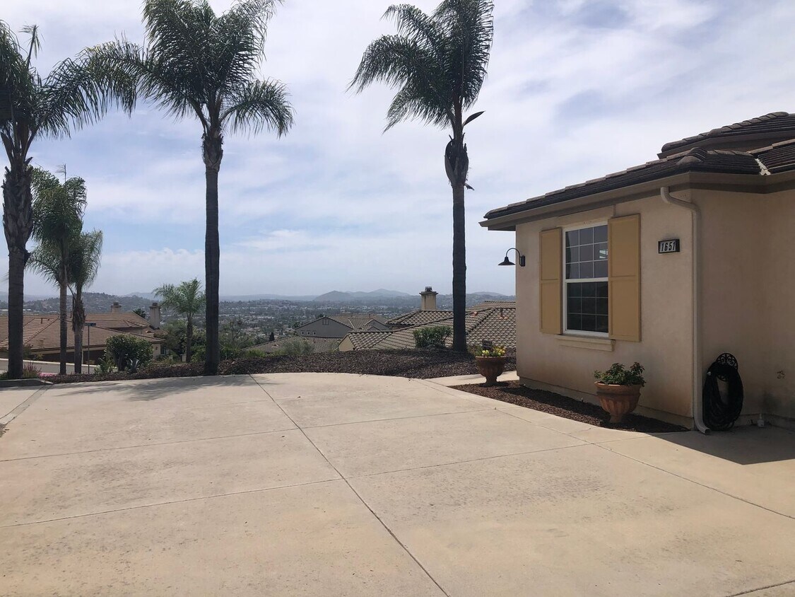 Foto del edificio - Immaculate 4-Bedroom House with Stunning V...