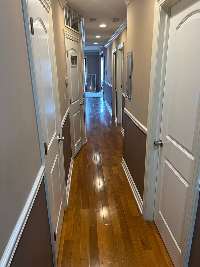 Foto del edificio - 1363 E 64th St