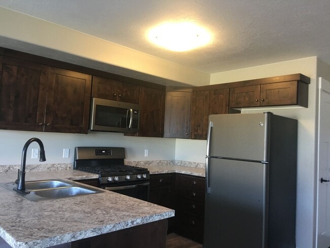 Building Photo - 3 Bedroom Townhouse in Cedar