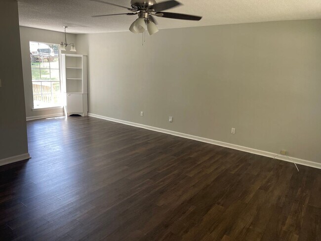 Building Photo - 3 bed, 2 bath large and flat fenced yard