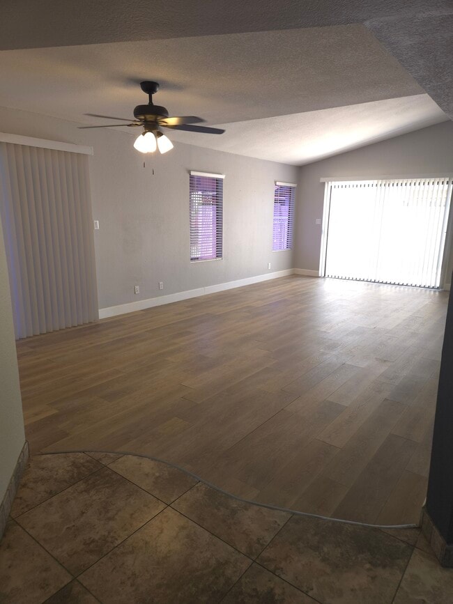Building Photo - 10032 W Sells Dr