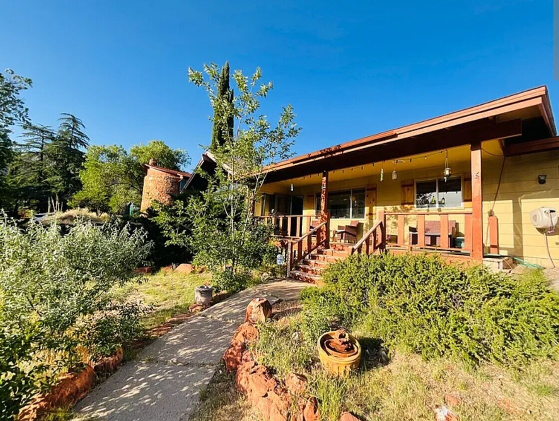 Foto principal - Furnished, 1-year long-term rental