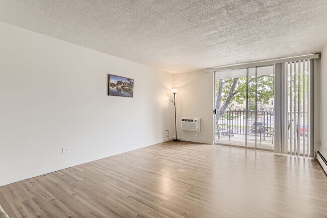 Building Photo - Updated Condo with Great Location