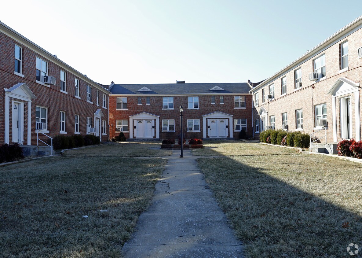 Colonial Courts Apartments in Springfield, MO