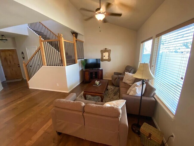 Foto del edificio - Beautiful home in quiet Pine Tree Village Community neighborhood