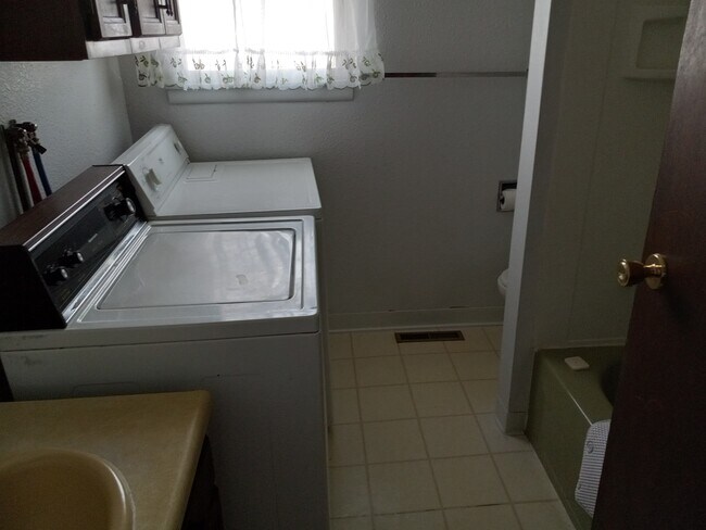 Bathroom - 912 5th St SW