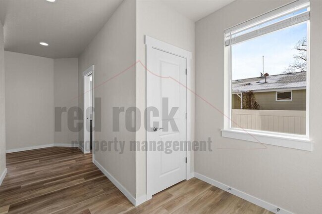 Foto del edificio - 1320 N Tschirley St