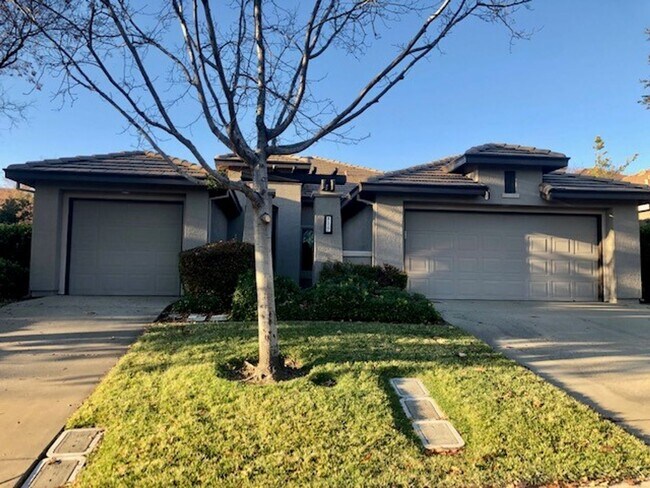 Foto del edificio - Avail. 1/1/24. Spacious 4 bedroom home in ...