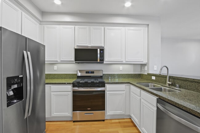 Foto del edificio - 7708 Hess Pl