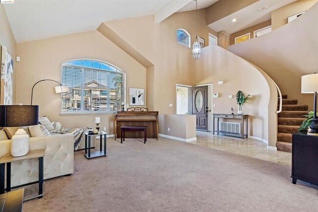Building Photo - Gorgeous 3 Bed 2.5 Bath with SOLAR and POOL!