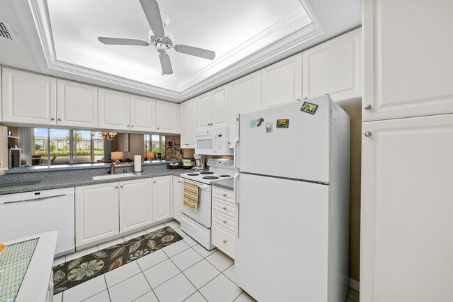 Foto del edificio - first-floor unit featuring a 2 bedroom, 2 bath fully furnished