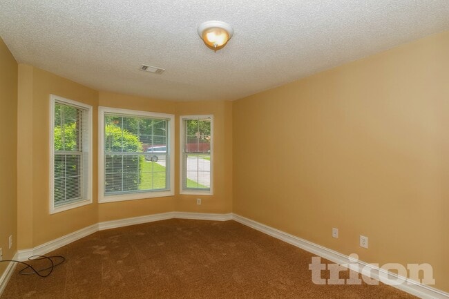 Building Photo - 305 Emerald Trce