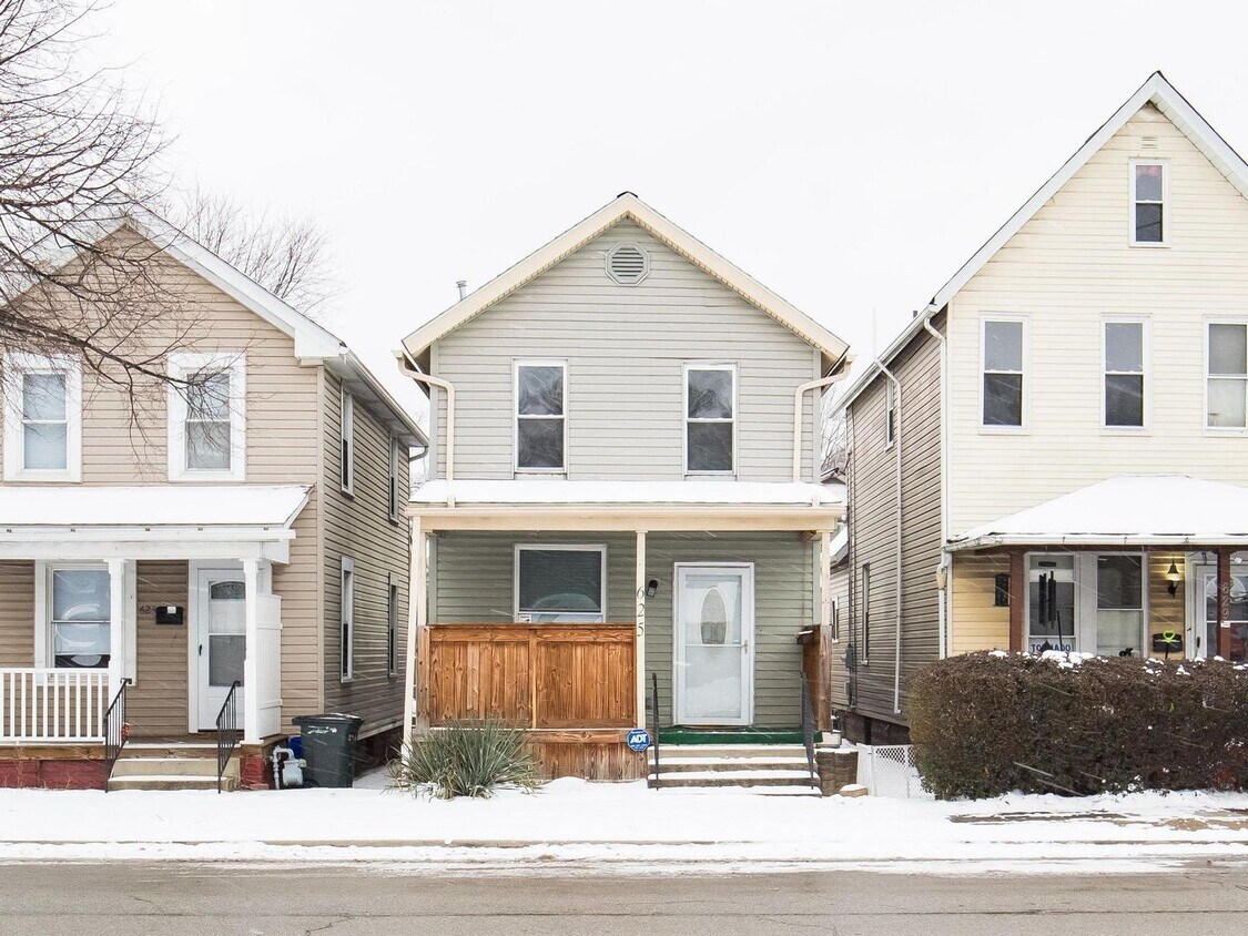 Foto principal - Updated home with fenced in yard