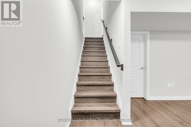 Building Photo - 142 Bur Oak Dr
