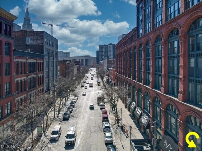 Building Photo - 635 W Lakeside Ave