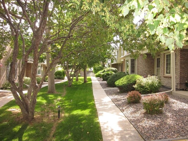 Building Photo - 7570 S Cove Cir