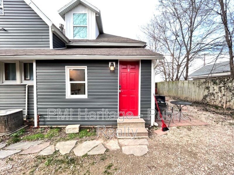 Primary Photo - 122 W Pine St