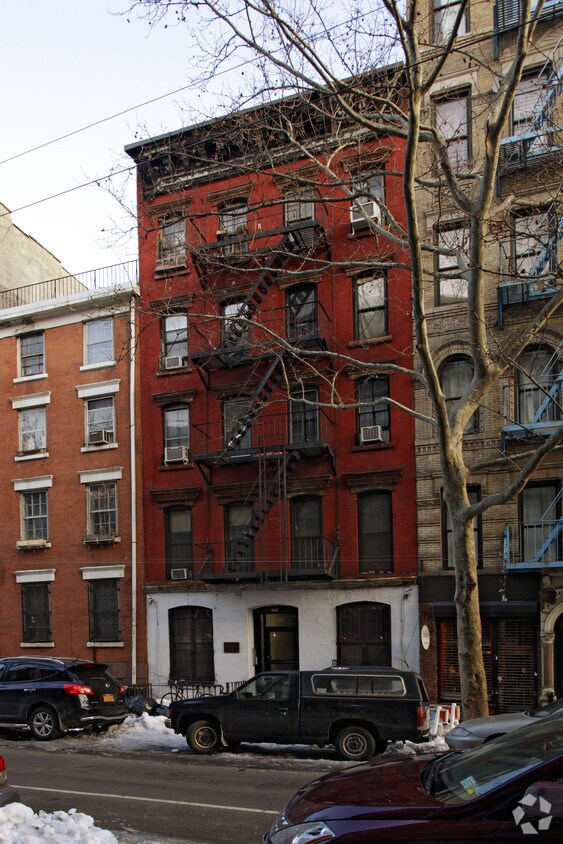 Foto del edificio - 313 E 9th St