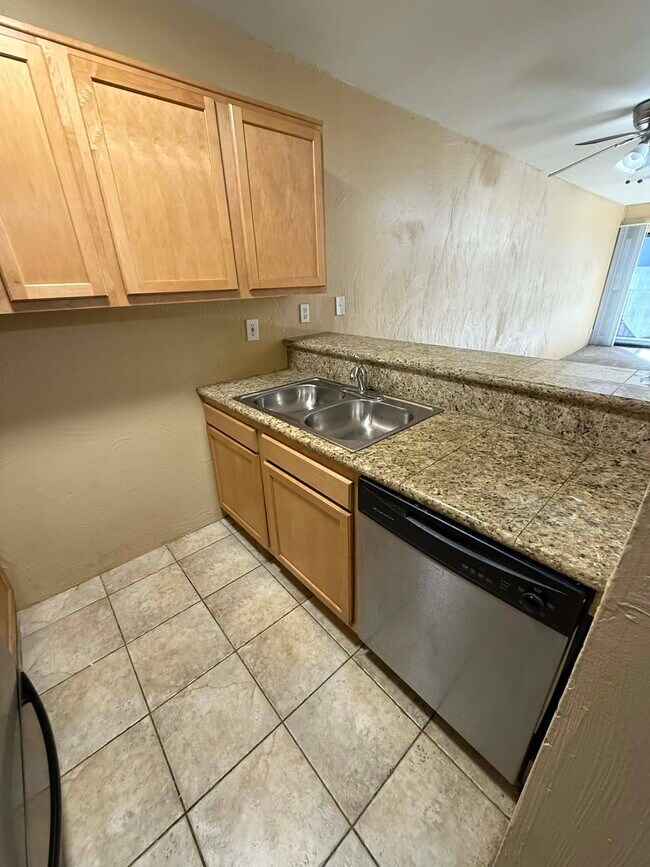 Foto del edificio - 931 N Euclid Ave