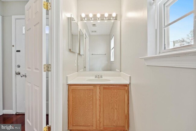 Foto del edificio - 6081 64th Ave