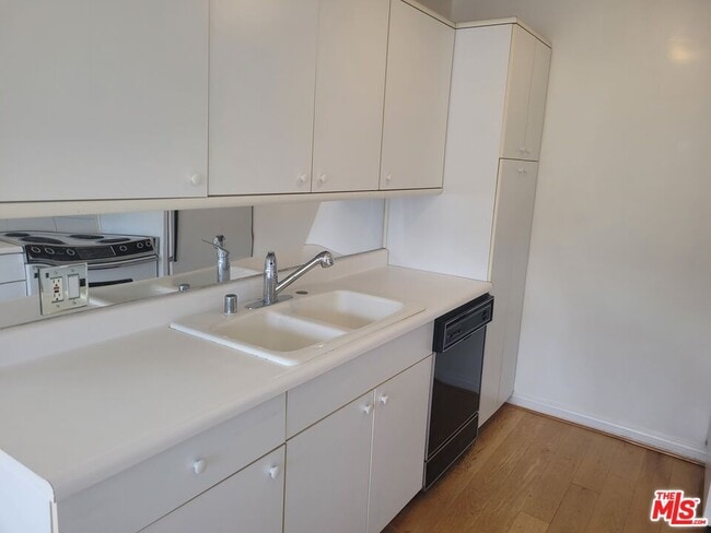 Building Photo - 960 Larrabee St