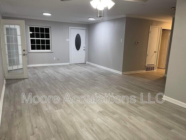 Building Photo - 302 Kansas St