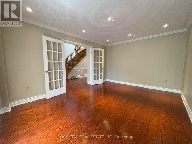 Building Photo - 106 Milbourne Crescent