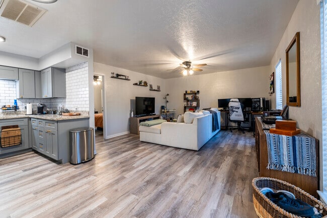 1BR/1BA, 700SF - - Bentley Manor