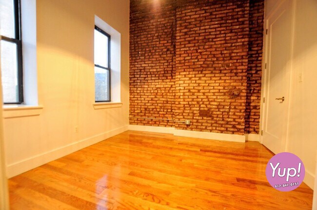 Building Photo - 13 Humboldt St