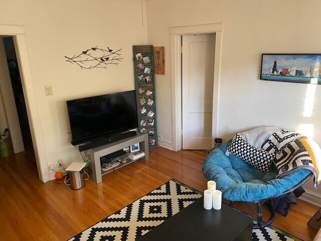 Living Room - 1900 W Cornelia Ave