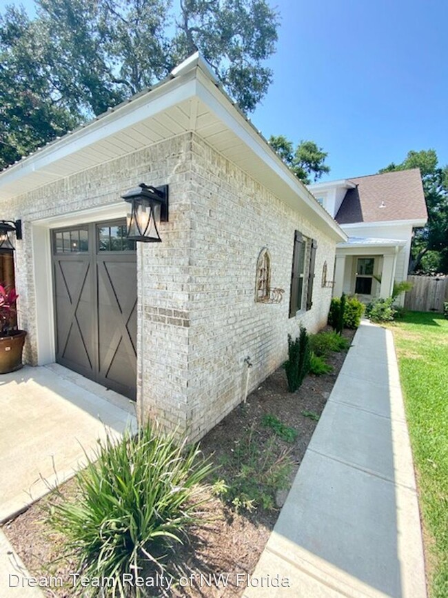 Building Photo - 4 br, 3.5 bath House - 315 A SE Brooks Street