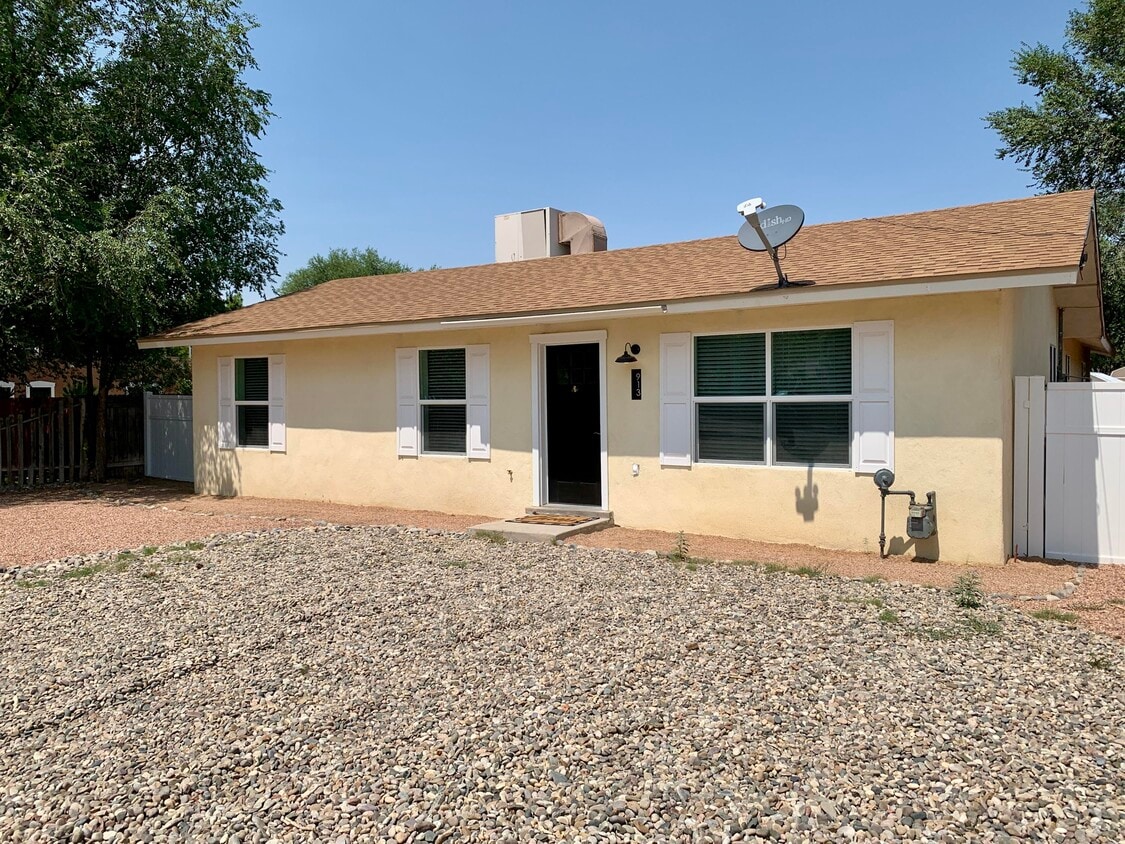 913 El Pueblo Rd NW, Los Ranchos de Albuquerque, NM 87114 House