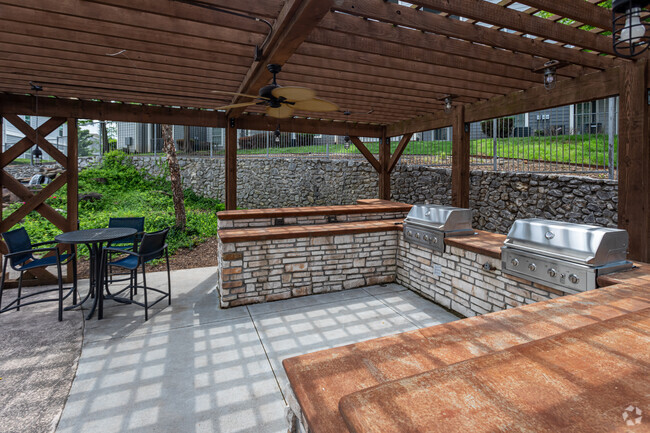 Grilling Area - Stoneleigh Centerton Apartments