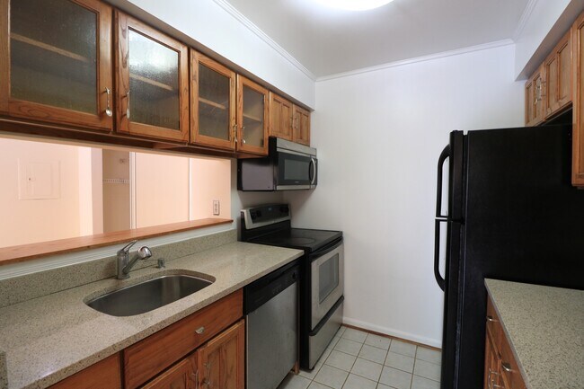 Building Photo - Top Floor 2/1.5 2 level Condo w/ Garage pa...
