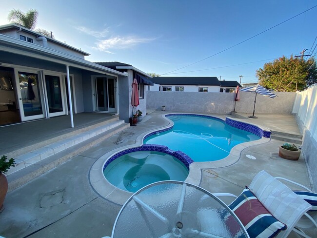 Foto del edificio - 8BD/4BA on Rockford! POOL & SPA!