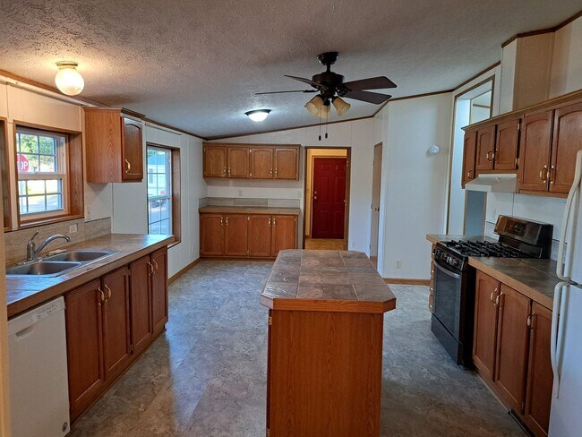 Building Photo - Ranch style 3 BR 2 BA