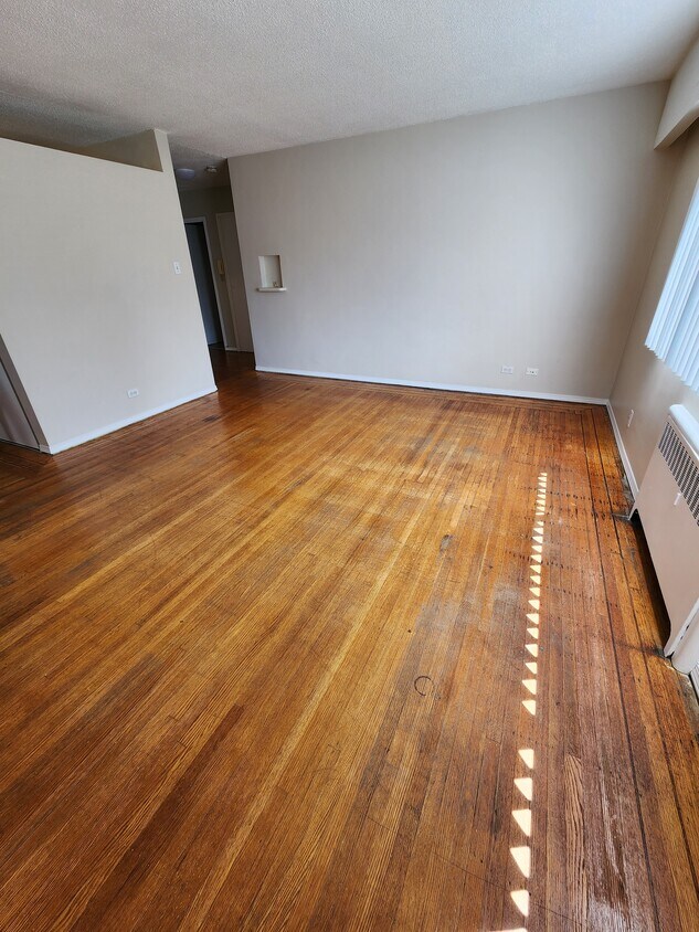 Building Photo - 1 Bedroom with Hardwood Floors!