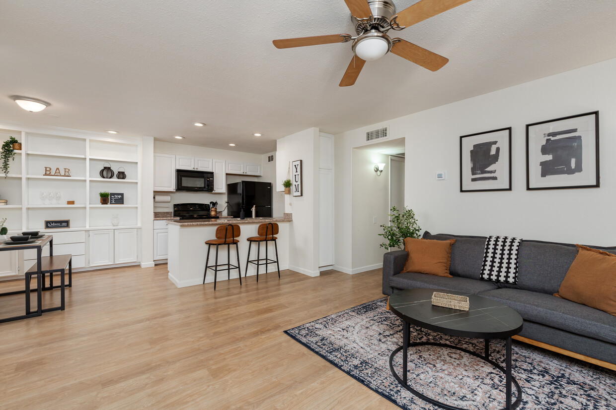Foto principal - 8055 E Thomas Rd
