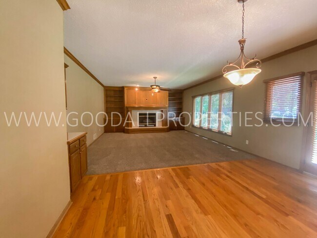 Foto del edificio - Executive Home - 4 Bedroom, 3.5 Bathroom in Country Club Neighborhood with Finished Basement