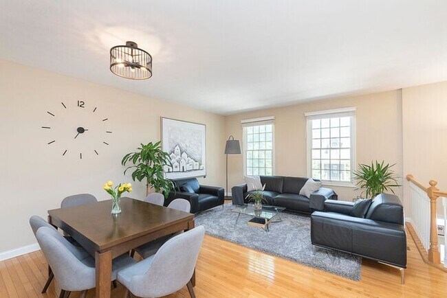 Foto del edificio - Beautiful 3 Bed Townhome In the Heart Of V...