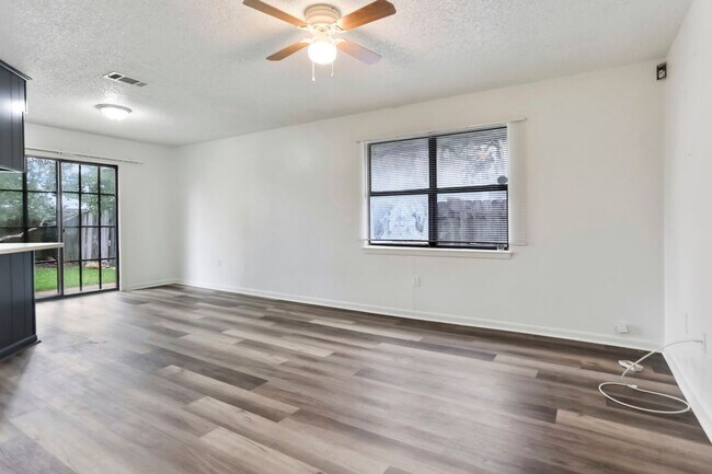 Foto del edificio - 309 Hewitt Rd